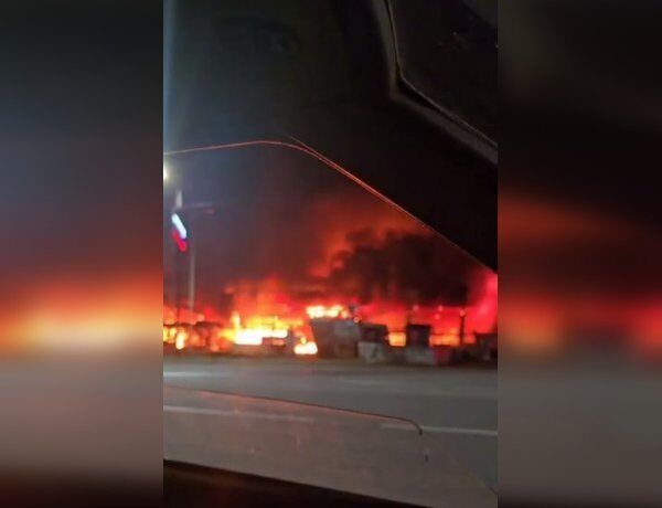 Вибухи в Єнакієвому: потужна пожежа охопила ТЦ «Галактика» — дивіться відео