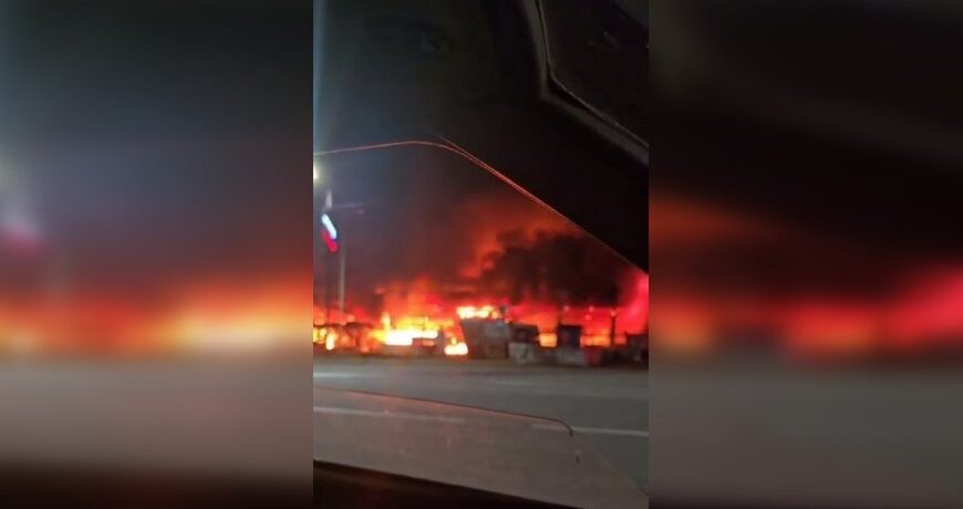 Вибухи в Єнакієвому: потужна пожежа охопила ТЦ «Галактика» — дивіться відео