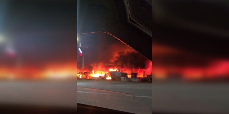 Вибухи в Єнакієвому: потужна пожежа охопила ТЦ «Галактика» — дивіться відео 3 Вибухи в Єнакієвому: потужна пожежа охопила ТЦ «Галактика» — дивіться відео 3