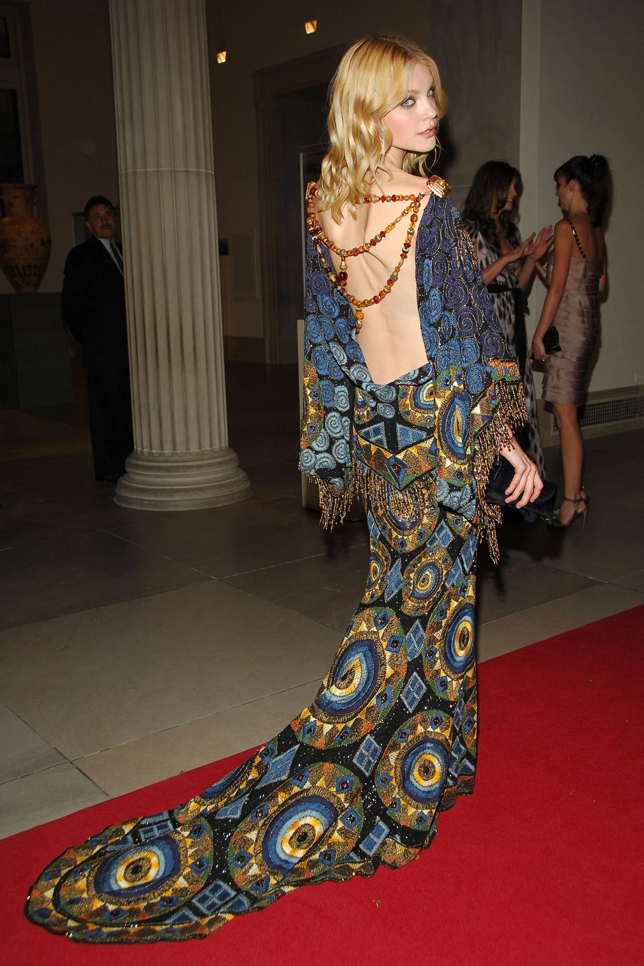 Гальяно на Met Gala: 17 епатажних образів, що увійшли в історію 22 Гальяно на Met Gala: 17 епатажних образів, що увійшли в історію5