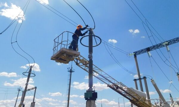 На Одещині практично відновлено електропостачання після значного нападу Росії, що стався в суботу, проте “Укренерго” повідомляє про наявні обмеження в електромережі.