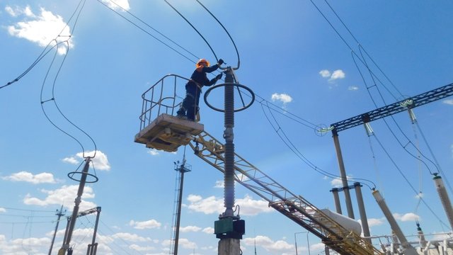 На Одещині практично відновлено електропостачання після значного нападу Росії, що стався в суботу, проте "Укренерго" повідомляє про наявні обмеження в електромережі. 2 На Одещині практично відновлено електропостачання після значного нападу Росії, що стався в суботу, проте "Укренерго" повідомляє про наявні обмеження в електромережі. 2