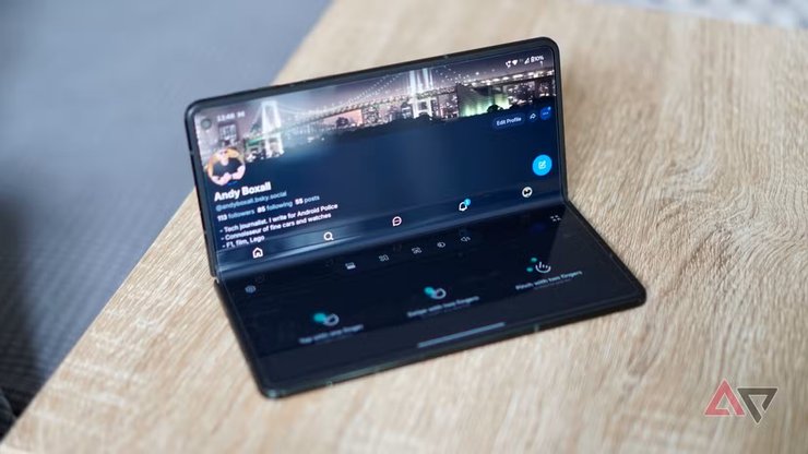 Motorola Razr Fold: складний смартфон, що кидає виклик Samsung та Pixel 4 Motorola Razr Fold: складний смартфон, що кидає виклик Samsung та Pixel 4