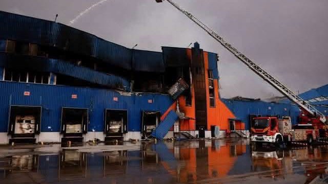 Власники Rozetka повідомляють, що російські війська зруйнували їхній розподільчий центр у Броварах, що призвело до збитків на мільярди гривень. 2 Власники Rozetka повідомляють, що російські війська зруйнували їхній розподільчий центр у Броварах, що призвело до збитків на мільярди гривень. 2