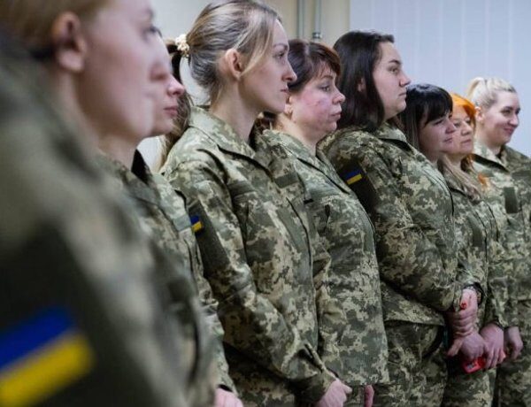 Бездітних українок хочуть мобілізувати: деталі нової петиції