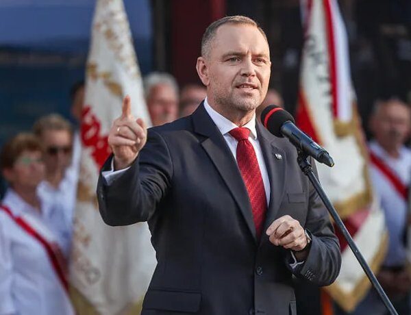 Польща: Навроцький закликає відмовитися від бандерівських прапорів