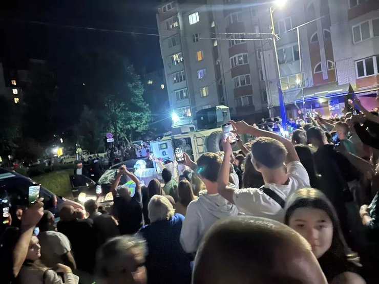 На Тернопільщині група чоловіків напала на представників ТЦК та пошкодила службовий автомобіль 3 На Тернопільщині група чоловіків напала на представників ТЦК та пошкодила службовий автомобіль 3