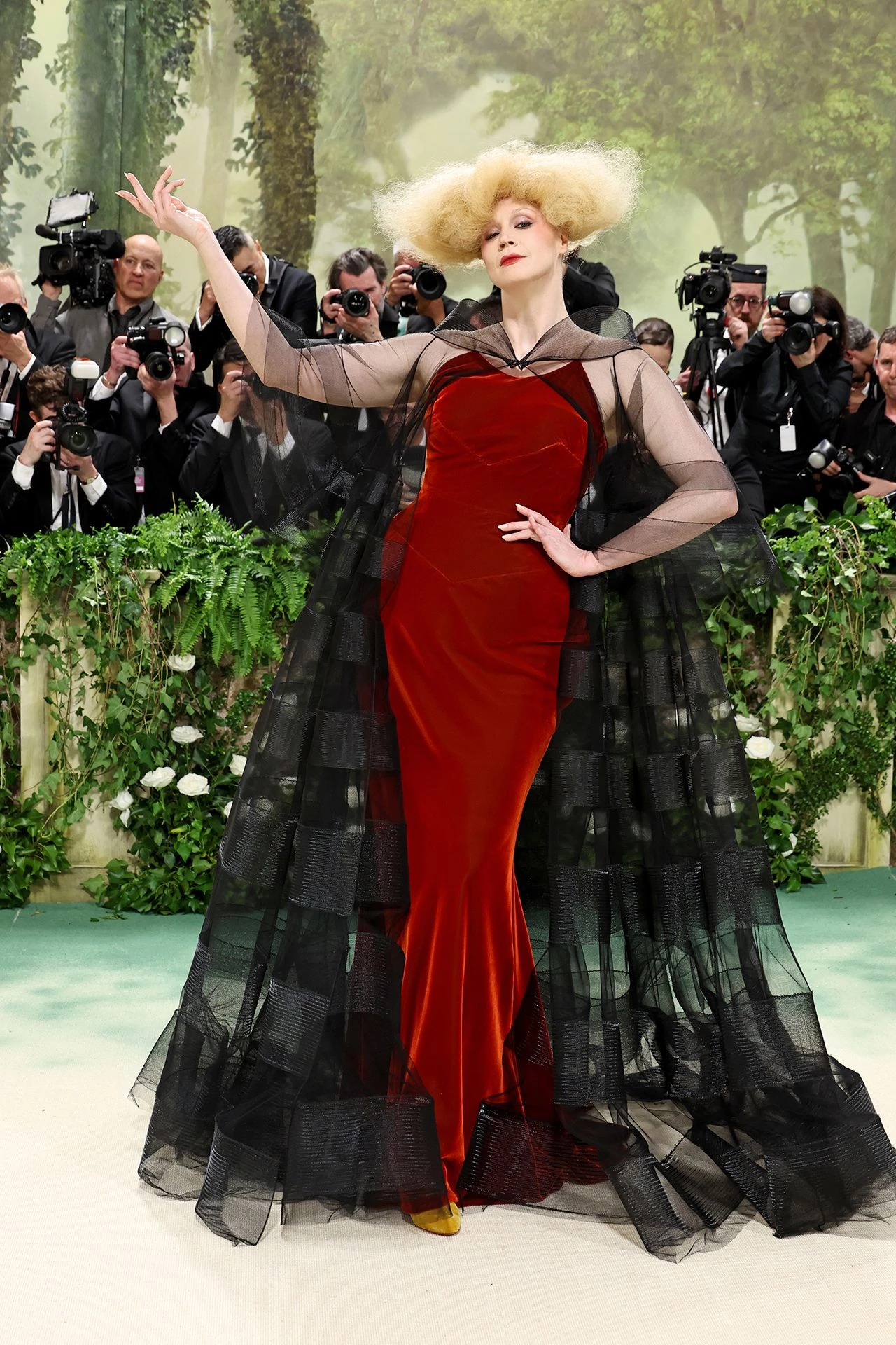 Гальяно на Met Gala: 17 епатажних образів, що увійшли в історію 32 Гальяно на Met Gala: 17 епатажних образів, що увійшли в історію15