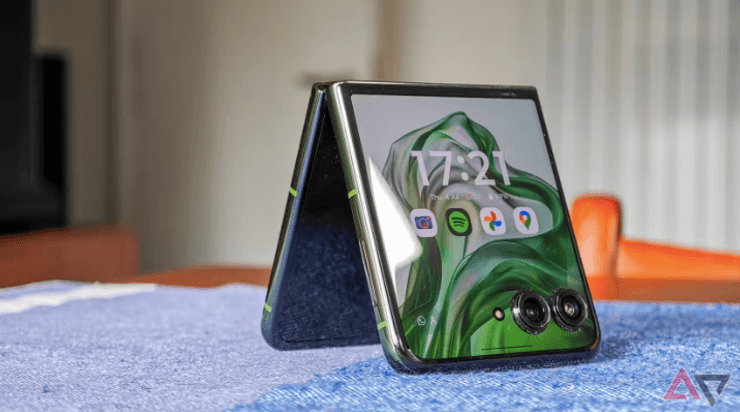 Motorola Razr 40 Ultra проти Samsung Galaxy Z Flip 5: битва флагманських “розкладачок” 2026 року