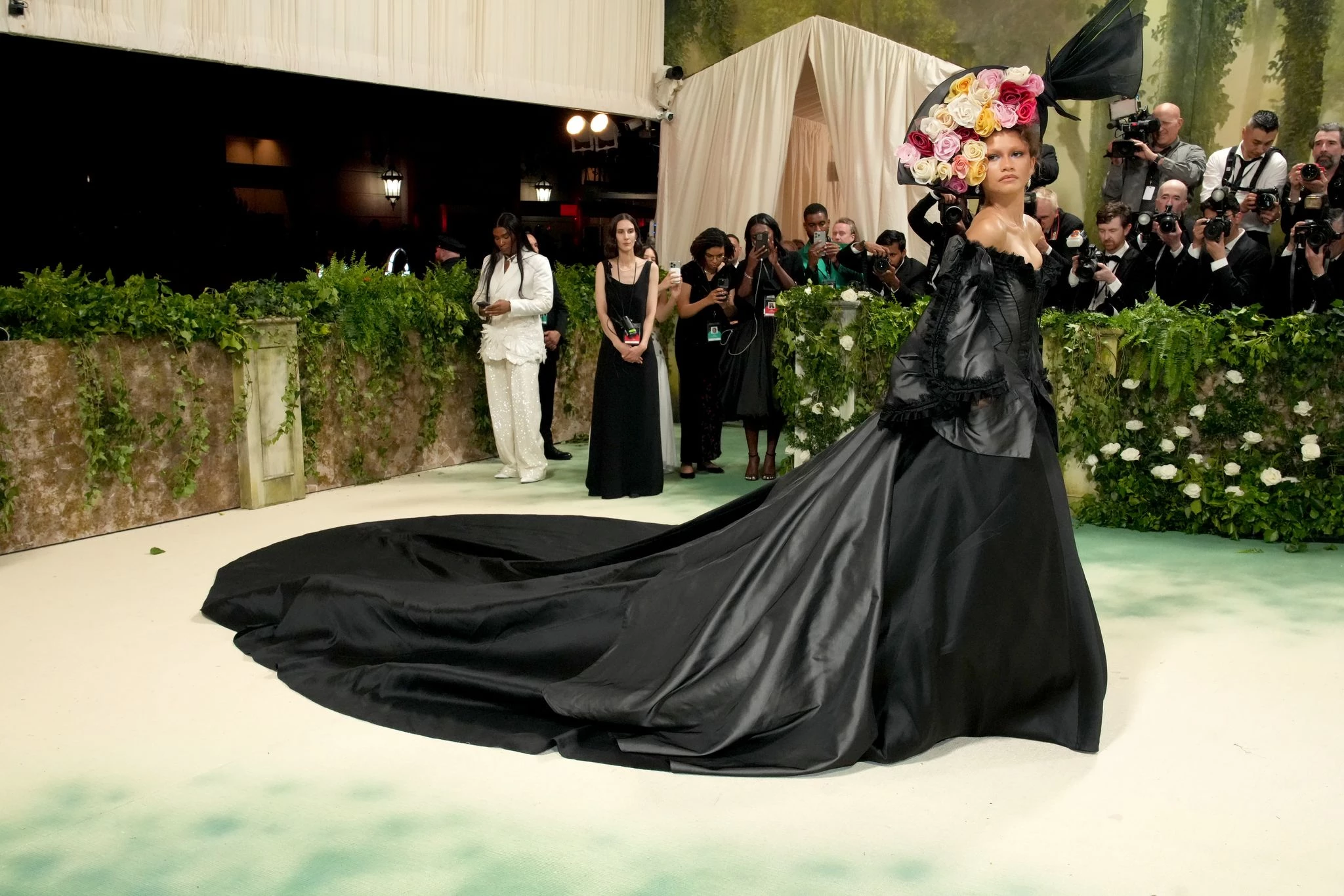 Гальяно на Met Gala: 17 епатажних образів, що увійшли в історію 29 Гальяно на Met Gala: 17 епатажних образів, що увійшли в історію12