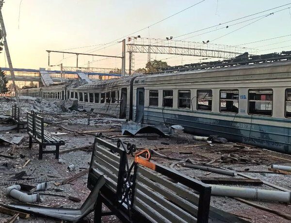 Росія обстріляла вокзал у Лозовій: двоє залізничників загинули