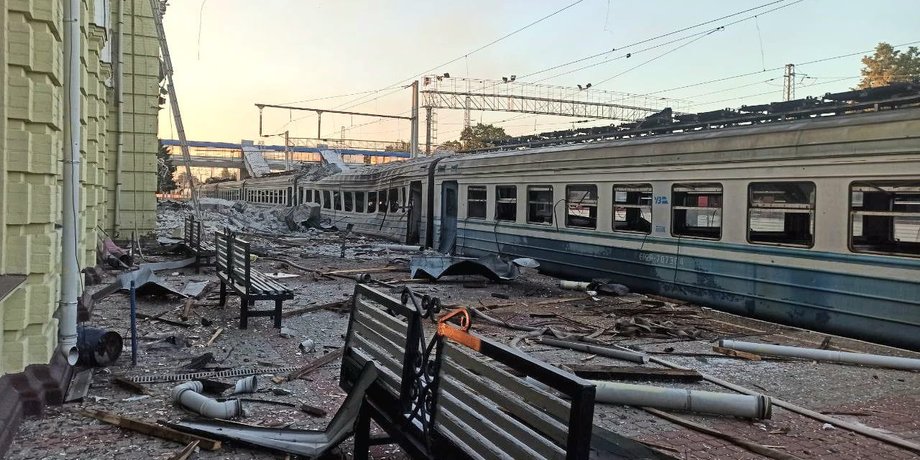 Росія обстріляла вокзал у Лозовій: двоє залізничників загинули