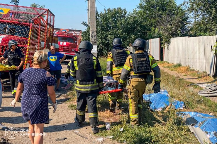 Зеленський оприлюднив фото наслідків ворожого удару по Печенігах 6 Зеленський оприлюднив фото наслідків ворожого удару по Печенігах 6
