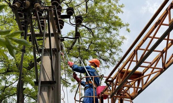 Глава компанії заявив, що мережі “Запоріжжяобленерго” з понеділка зазнали 17 російських атак, внаслідок яких сталося понад 100 пошкоджень.