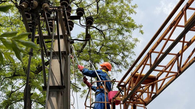 Глава компанії заявив, що мережі "Запоріжжяобленерго" з понеділка зазнали 17 російських атак, внаслідок яких сталося понад 100 пошкоджень. 2 Глава компанії заявив, що мережі "Запоріжжяобленерго" з понеділка зазнали 17 російських атак, внаслідок яких сталося понад 100 пошкоджень. 2
