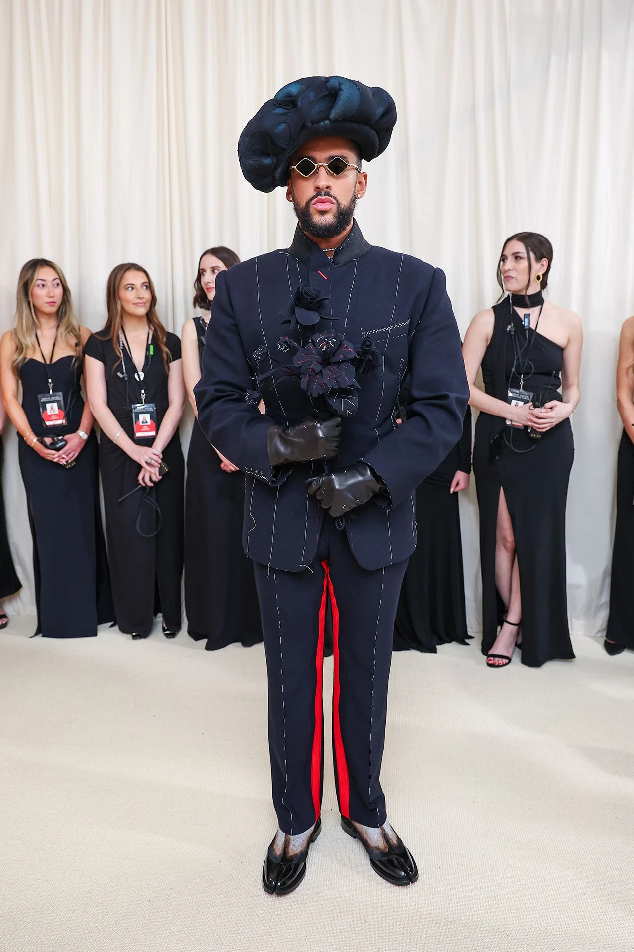 Гальяно на Met Gala: 17 епатажних образів, що увійшли в історію 30 Гальяно на Met Gala: 17 епатажних образів, що увійшли в історію13