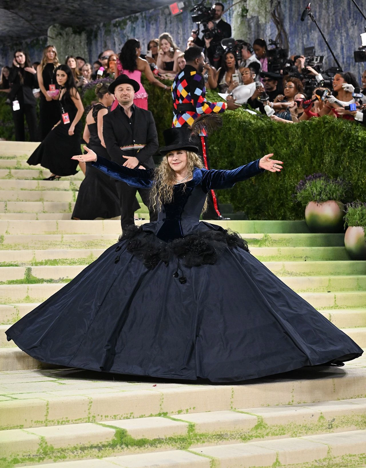 Гальяно на Met Gala: 17 епатажних образів, що увійшли в історію 34 Гальяно на Met Gala: 17 епатажних образів, що увійшли в історію17