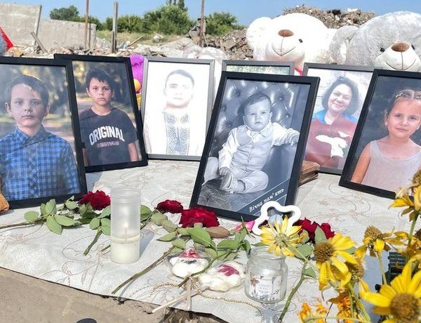 Радушне прощається: батьків та трьох дітей Воронових ховають у скорботі