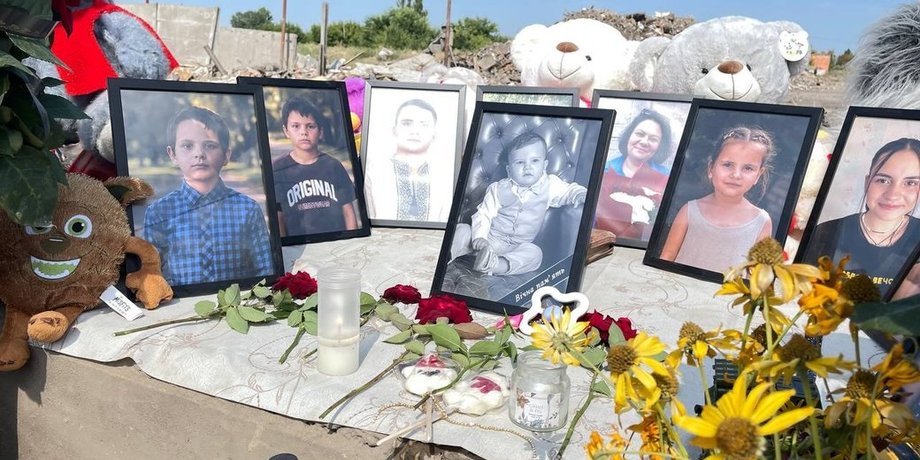 Радушне прощається: батьків та трьох дітей Воронових ховають у скорботі