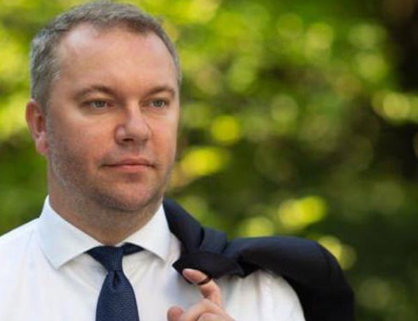 Експосадовця МЗС Олександра Банькова взяли під варту за розкрадання донатів