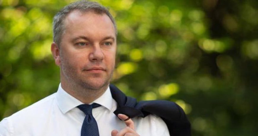 Експосадовця МЗС Олександра Банькова взяли під варту за розкрадання донатів