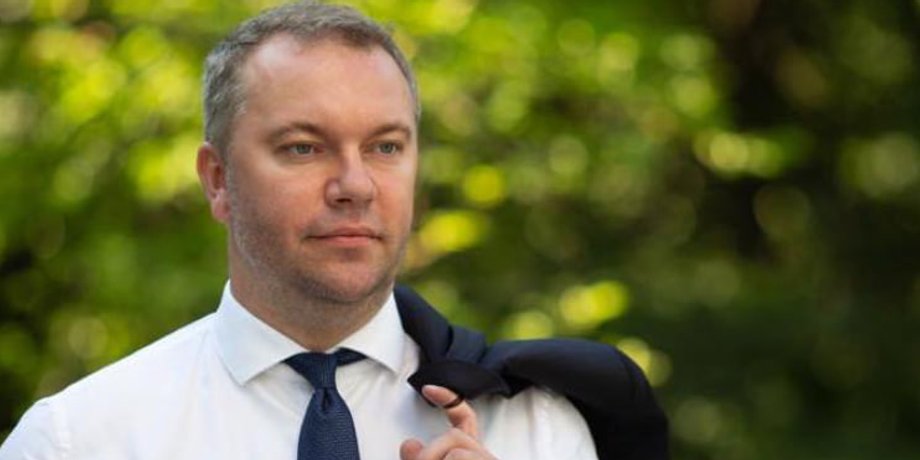 Експосадовця МЗС Олександра Банькова взяли під варту за розкрадання донатів 2 Експосадовця МЗС Олександра Банькова взяли під варту за розкрадання донатів 2