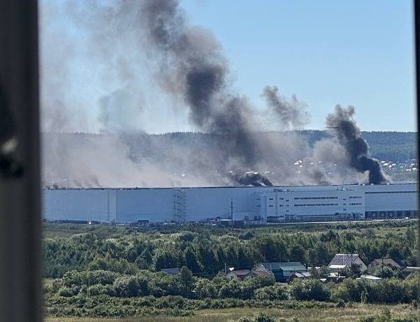 Атака безпілотників на Єкатеринбург: палає ще один склад Wildberries — відео