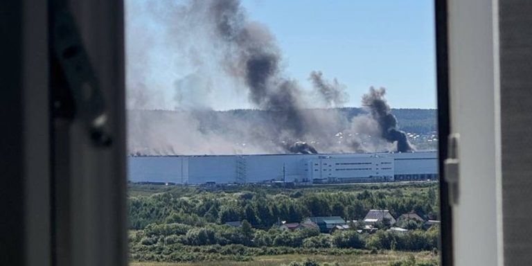 Атака безпілотників на Єкатеринбург: палає ще один склад Wildberries — відео 8 Атака безпілотників на Єкатеринбург: палає ще один склад Wildberries — відео 8