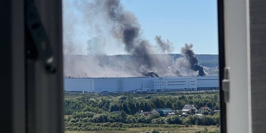 Атака безпілотників на Єкатеринбург: палає ще один склад Wildberries — відео