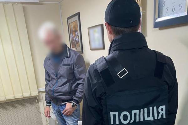 Харків’янин за $3000 продавав фейкові дозволи на проживання: викрито шахрая