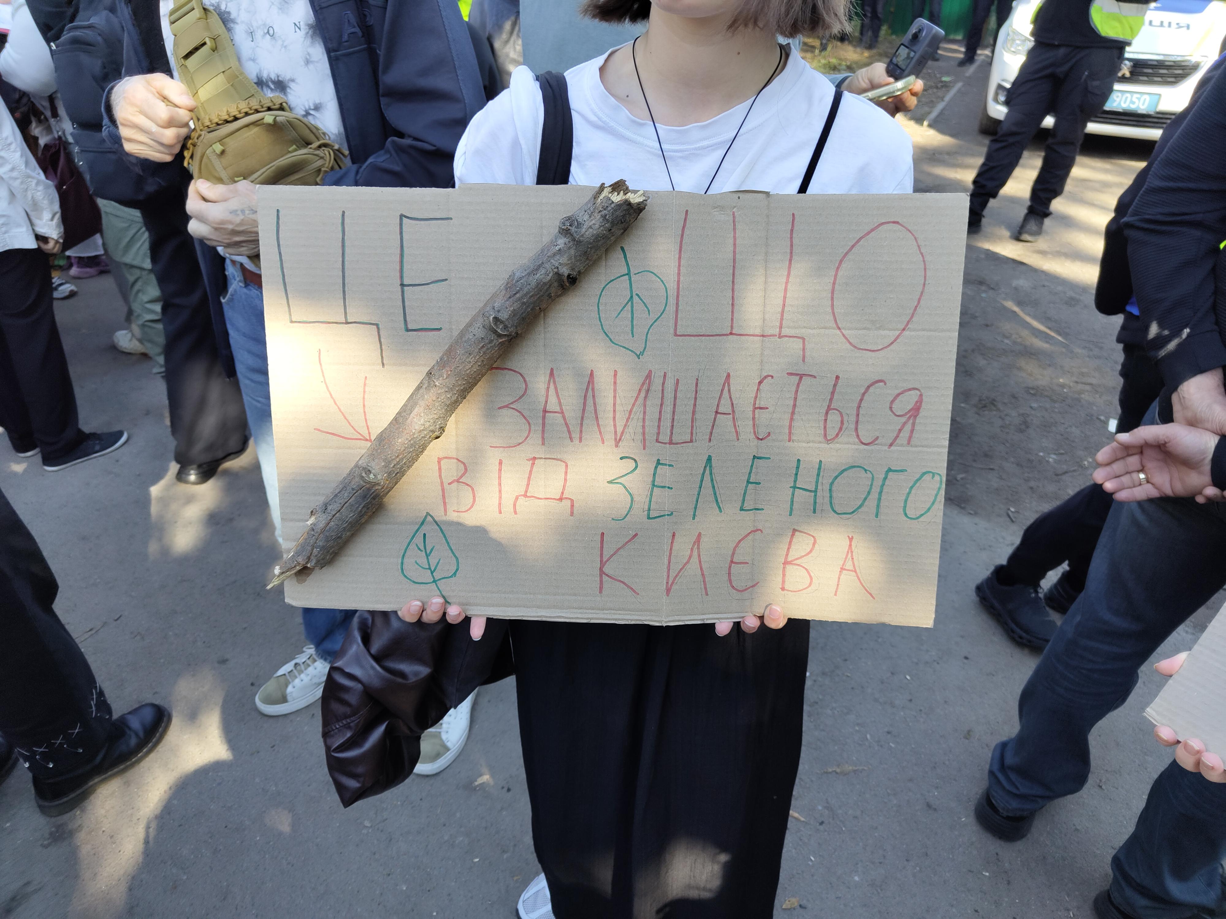 Кияни на Теремках захистили дерева: протест проти будівництва теплотраси переріс у сутички 18