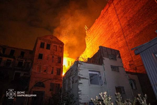 Як гасили нічну пожежу у Харкові: деталі ліквідації загоряння у будівлі, що постраждала від обстрілів 12