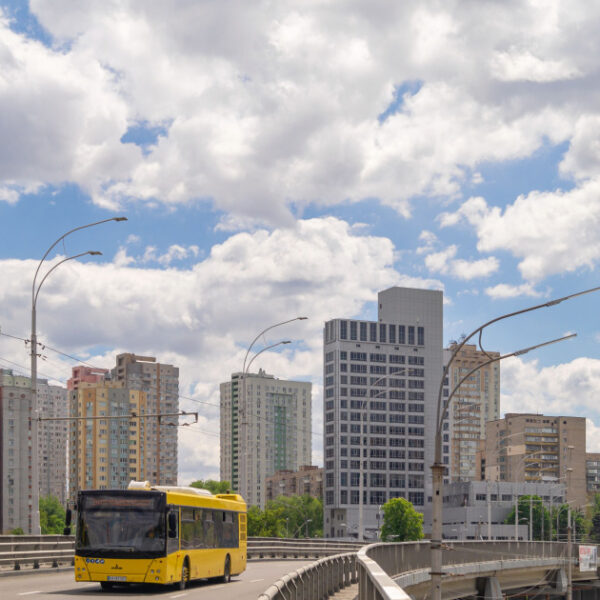 Київ запускає нічні автобуси: дізнайтеся, як дістатися під час комендантської години
