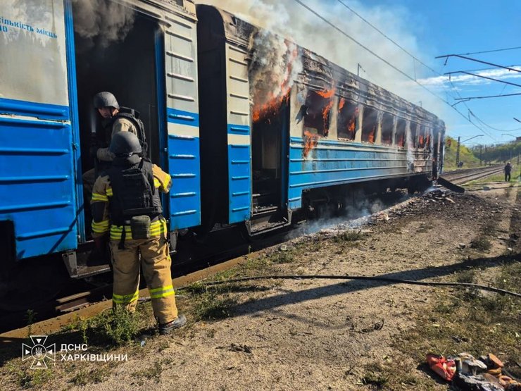 Росія вдарила по «Укрзалізниці»: загинув чоловік під час атаки на поїзд біля Харкова 11 Росія вдарила по «Укрзалізниці»: загинув чоловік під час атаки на поїзд біля Харкова 11