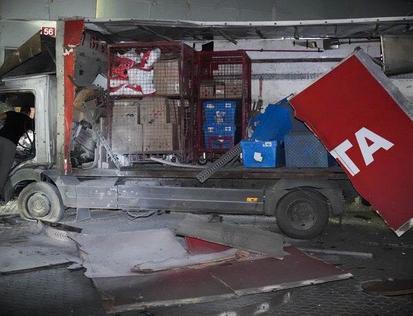 Масований удар по терміналу “Нової пошти” в Одесі: наслідки та кадри з місця події