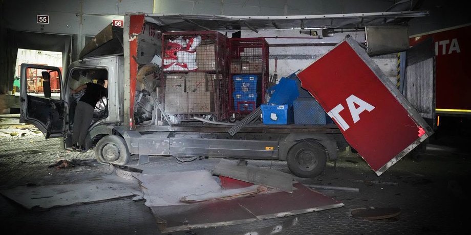 Масований удар по терміналу "Нової пошти" в Одесі: наслідки та кадри з місця події 3