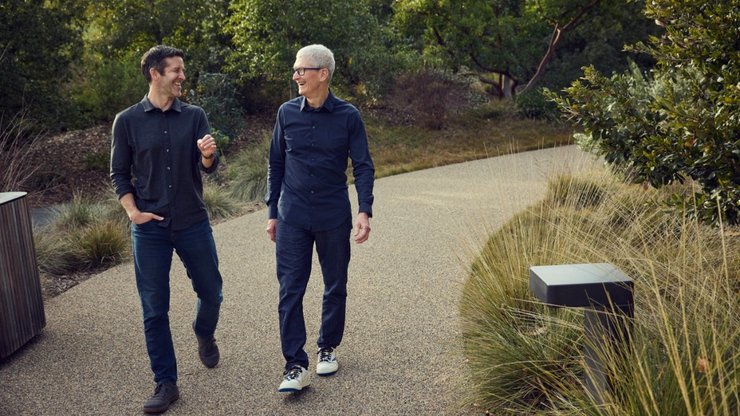 Тім Кук йде з Apple: хто займе крісло гендиректора та які плани Джона Тернуса?