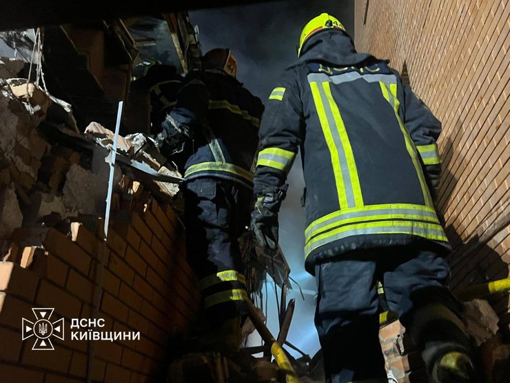 Російський дрон атакував Вишневе: знищено два таунхауси 4 Російський дрон атакував Вишневе: знищено два таунхауси 4