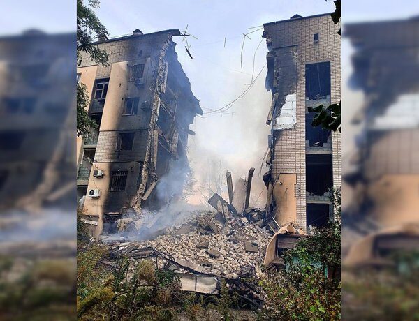 КАБи на Херсон: зруйнований під’їзд у Дніпровському — подробиці та фото наслідків