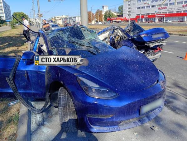 Tesla врізалася у стовп у Харкові: загинули двоє