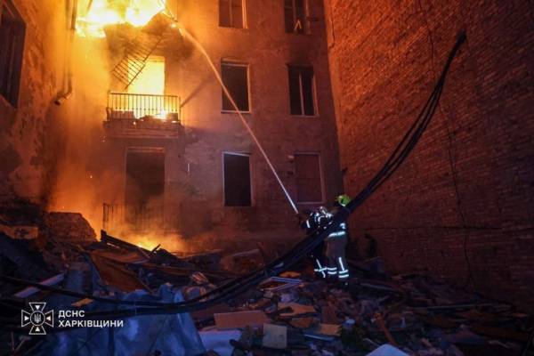 Як гасили нічну пожежу у Харкові: деталі ліквідації загоряння у будівлі, що постраждала від обстрілів 13