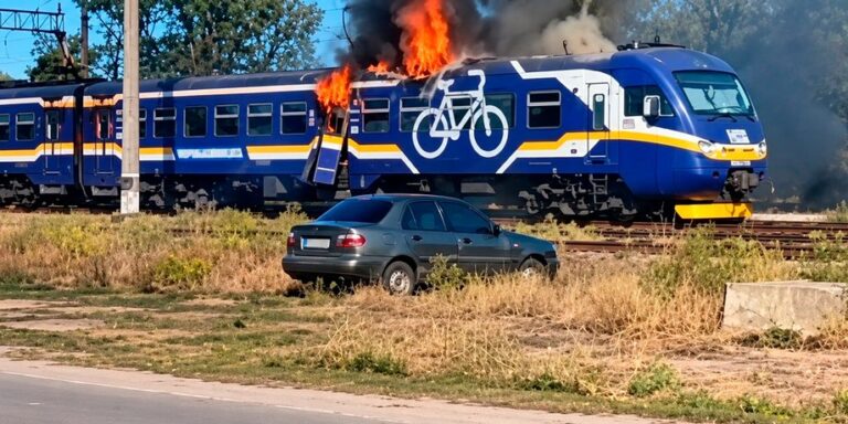 Укрзалізниця під ворожим вогнем: три ракетні атаки РФ на залізничні шляхи за добу 24 Укрзалізниця під ворожим вогнем: три ракетні атаки РФ на залізничні шляхи за добу 24