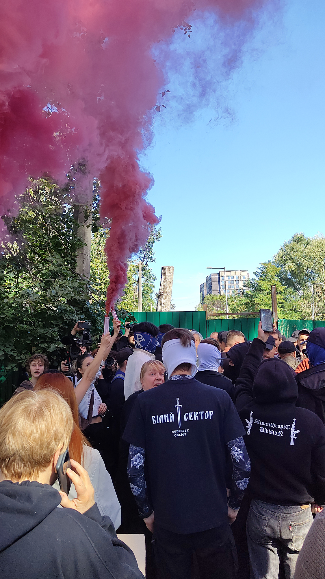 Кияни на Теремках захистили дерева: протест проти будівництва теплотраси переріс у сутички 20