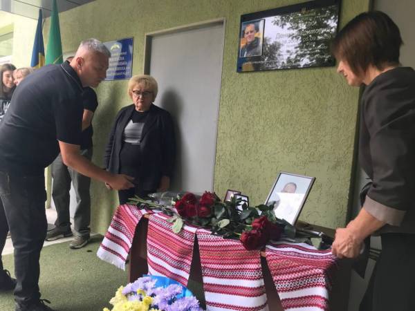 Харків вшанував загиблого Героя: відкрили меморіальну дошку на фасаді спортивної школи 12