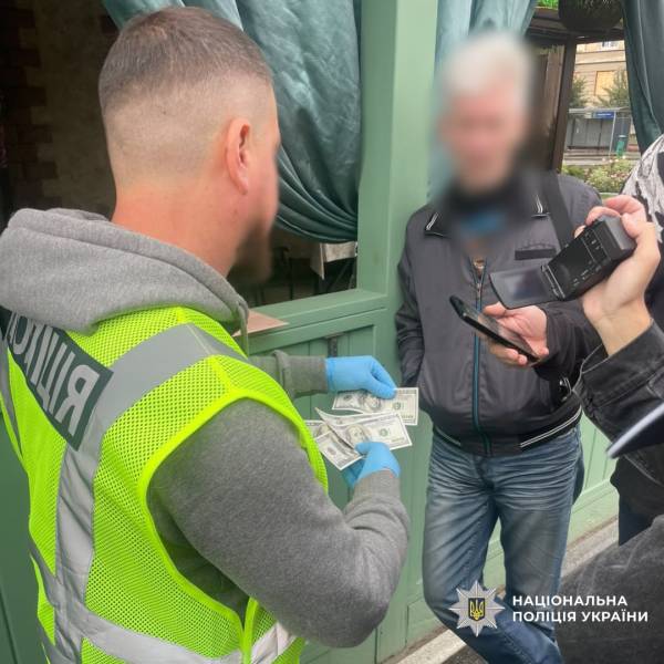 Харків'янин за $3000 продавав фейкові дозволи на проживання: викрито шахрая 14