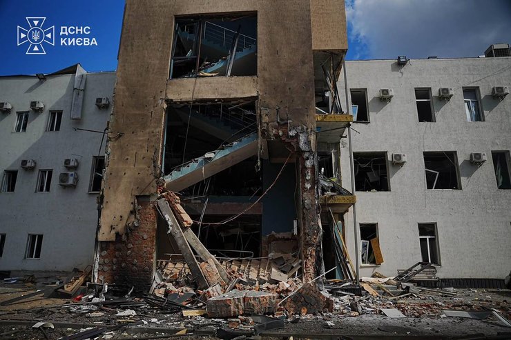Ракетний удар по Києву: 5 загиблих, масштабні руйнування — фото наслідків 14 Ракетний удар по Києву: 5 загиблих, масштабні руйнування — фото наслідків 14