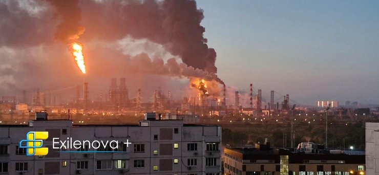 Дрони атакували НПЗ у Капотні: масштабну пожежу зафільмували на відео 5 Дрони атакували НПЗ у Капотні: масштабну пожежу зафільмували на відео 5