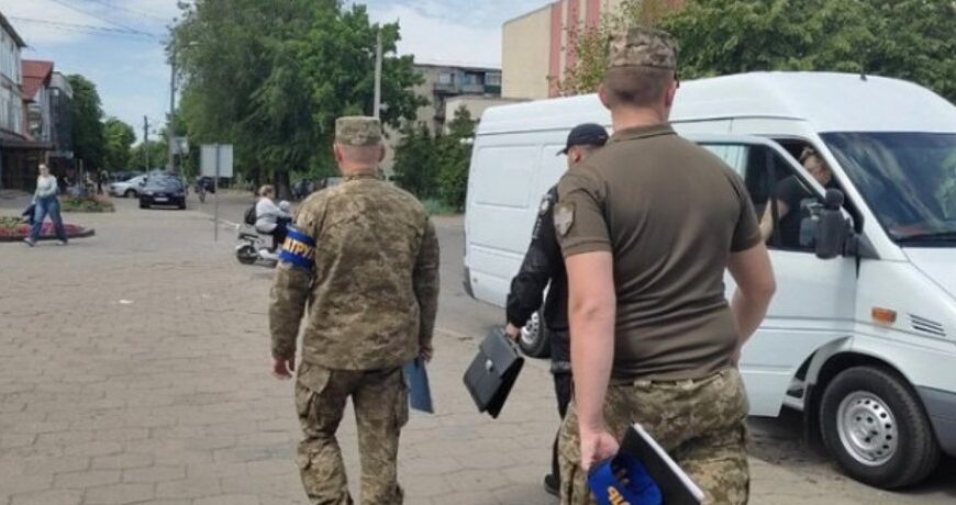Головна 135 ТЦК застосовує зброю: коли це законно і за яких умов