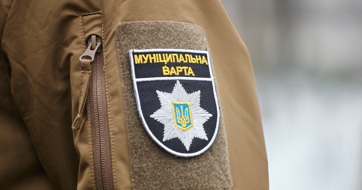 Муніципальна варта силоміць відтіснила протестувальників на Теремках під час будівництва теплотраси 3 Муніципальна варта силоміць відтіснила протестувальників на Теремках під час будівництва теплотраси 3