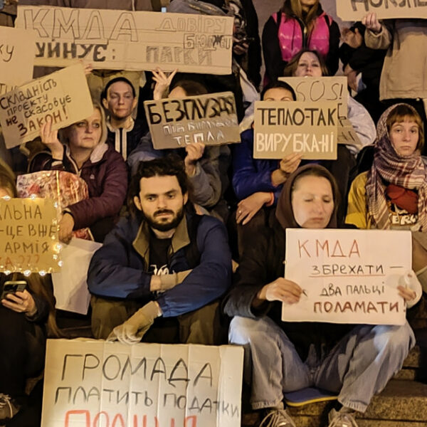 Кияни вимагають зберегти ліс на Теремках та завершити будівництво теплотраси: подвійний протест біля КМДА
